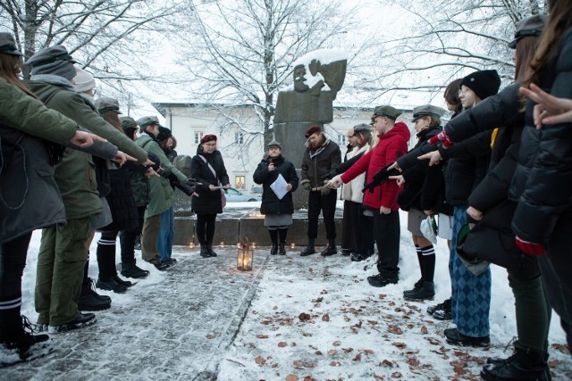 Środa, 14 grudnia. Przyrzeczenie harcerskie pod pomnikiem Dygasińskiego w Pińczowie.