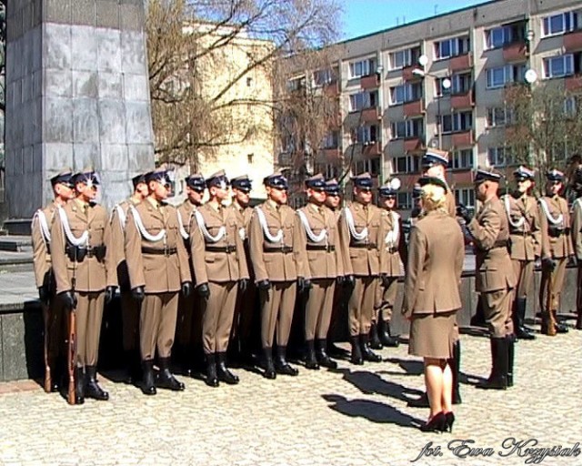 Formowanie szpaleru żołnierzy Batalionu Reprezentacyjnego WP. Fot. Ewa Krzysiak