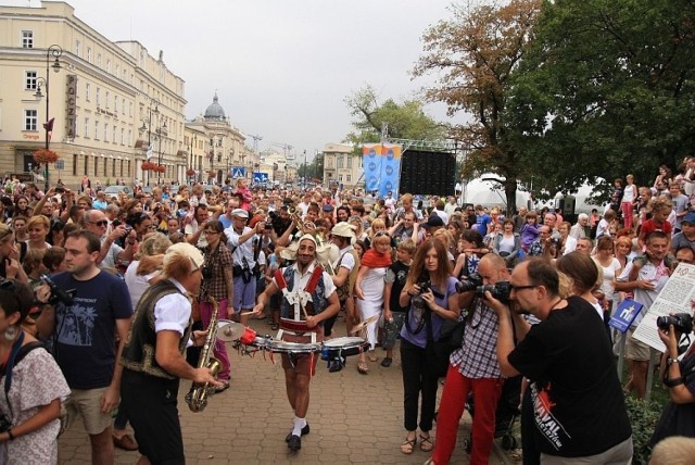 Parada kuglarska w kt&oacute;rej wzięli udział artyści i setki widz&oacute;w. Fot. Tomasz Hens