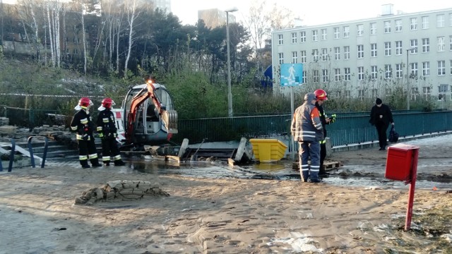 Awaria na ul. Morskiej w Gdyni. Woda zalewa m.in. tunel przy stacji Gdynia Stocznia