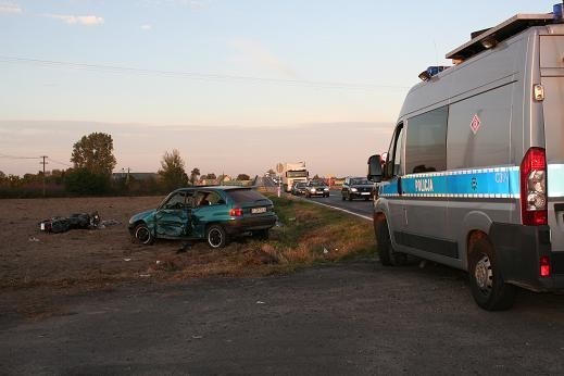 Śmiertelny wypadek w Rogówku. Motocyklista zmarł w szpitalu na Bielanach [ZDJĘCIA]