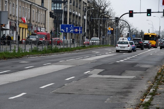 Ulica Jana Pawła II od rogatki Krakowskiej w kierunku Wojewódzkiego Domu Kultury jest w dramatycznym stanie.