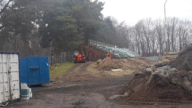 Na stadionie Wisłoki trwają prace rozbiórkowe na głównej trybunie
