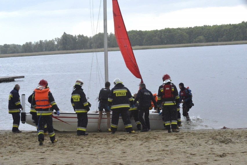 Strażacy wyłowili z wody trzy osoby po wywrotce katamaranu na Jeziorze Wonieść