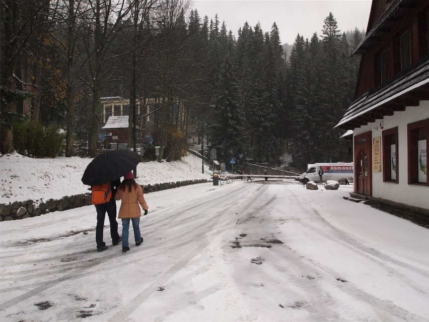 Zakopane: śnieg sypnął w centrum miasta. Jest chłodno