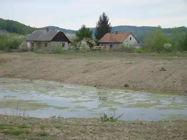 Na dnie przyszłego sztucznego jeziora w Skawcach mieszka jeszcze sześcioosobowa wielopokoleniowa rodzina. Żeby zakończyć inwestycję i zalewać zbiornik trzeba jej zapewnić w innym miejscu dom lub mieszkanie i wysiedlić. Na zdjęciach widać także ówczesnego premiera Donalda Tuska podczas wizytacji budowy zbiornika Świnna Poręba.