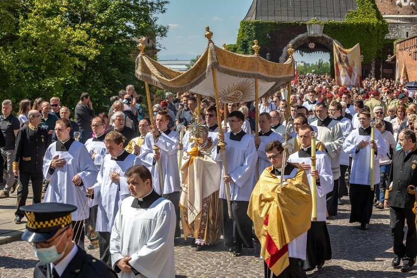 Kraków. Ulicami miasta przeszła procesja Bożego Ciała. Mimo pandemii zgromadziły się tłumy wiernych