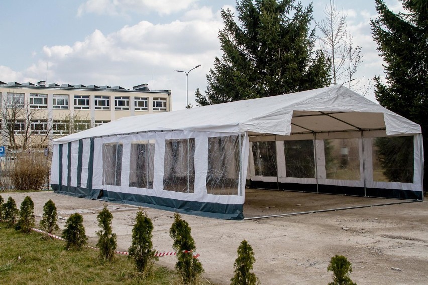 Wałbrzych: Szpital buduje namiot do segregacji medycznej (ZDJĘCIA)