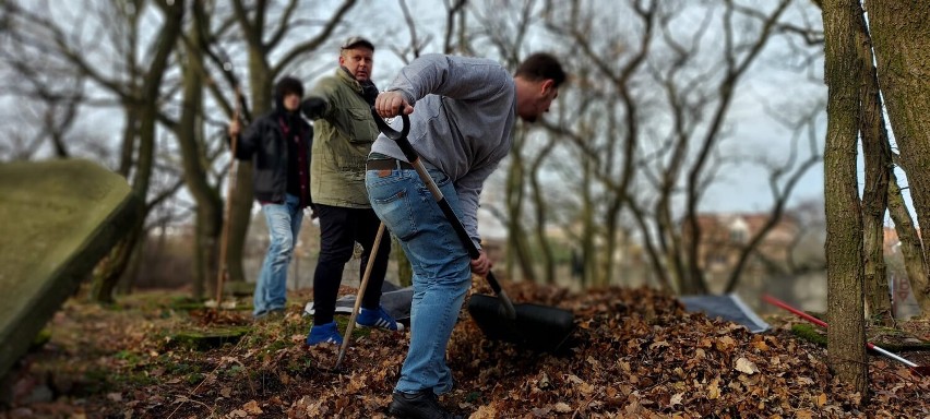 Wolontariusze i harcerze sprzątali cmentarz żydowski w Zduńskiej Woli 