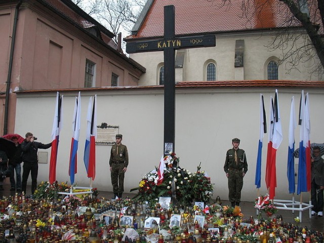 Krzyż katyński pod Wawelem w dzień po katastrofie smoleńskiej