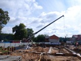 Prace idą do przodu. Rozpoczął się montaż ścian piwnic nowej siedziby OSP Gołuchów i Gołuchowskiego Centrum Kultury „Zamek”