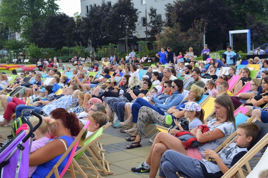 Puławy. Kino pod chmurką przyciągnęło sporo mieszkańców