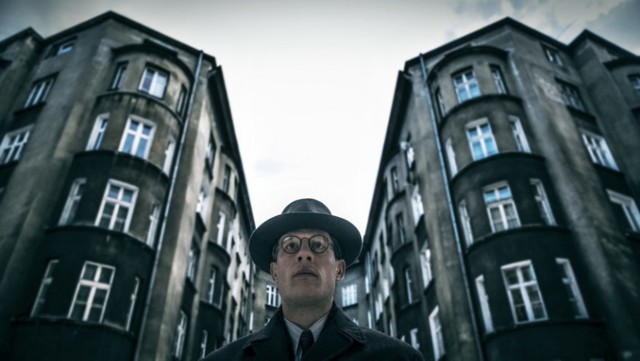 Obywatel Jones - 4 -7.11. godz. 16:30, 21, Thriller, Polityczny, Polska, Ukraina, Wielka Brytania, 1 godz. 59 min. Młody dziennikarz Gareth Jones (James Norton) zyskał sławę, pisząc artykuł o swoim spotkaniu z Adolfem Hitlerem, zaraz po przejęciu przez niego władzy w 1933 roku. Teraz ambitny Walijczyk przymierza się do kolejnego wielkiego tematu - gwałtownej modernizacji Związku Radzieckiego.