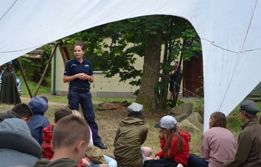 Policjanci z Wejherowa skontrolowali obozy harcerskie nad Jeziorem Czarne