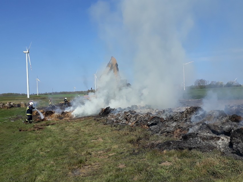 Pożar słomy w Sarbi. Spłonęło około 600 balotów. Prawdopodobnie przez zaprószenie ognia