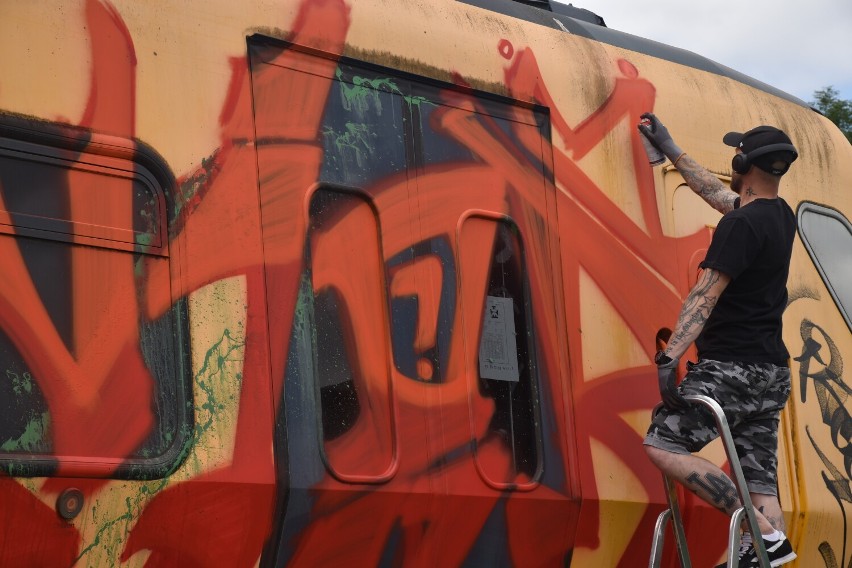Graffiti na pociągu i to całkiem legalnie! Sztuka na torach!...
