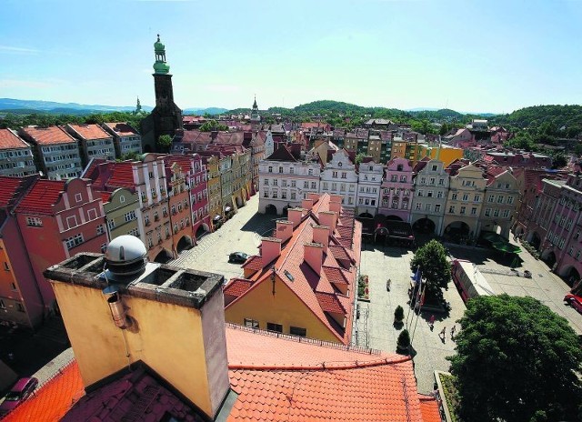 Plac Ratuszowy i śródmieście Jeleniej Góry prezentują się znakomicie