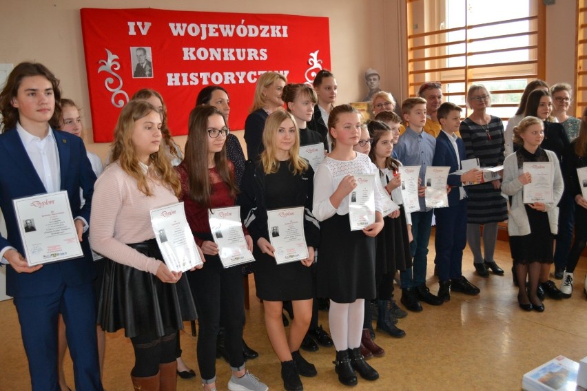 Uczennice z Suchego Dębu w IV Wojewódzkim Konkursie Recytatorskim  „Historia, Pamięć, Tożsamość, Teraźniejszość”