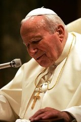 Dziś rocznica śmierci Jana Pawła II. Upamiętnią Papieża Polaka na... basenie