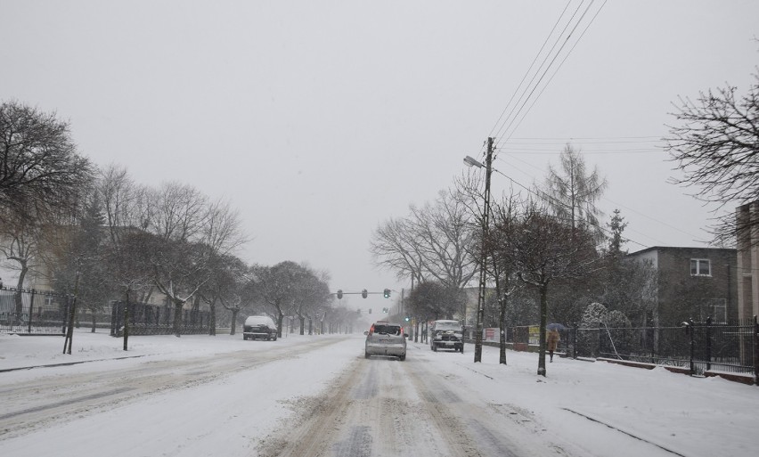 Sypie śnieg. Na ulicach w Zduńskiej Woli trudne warunki