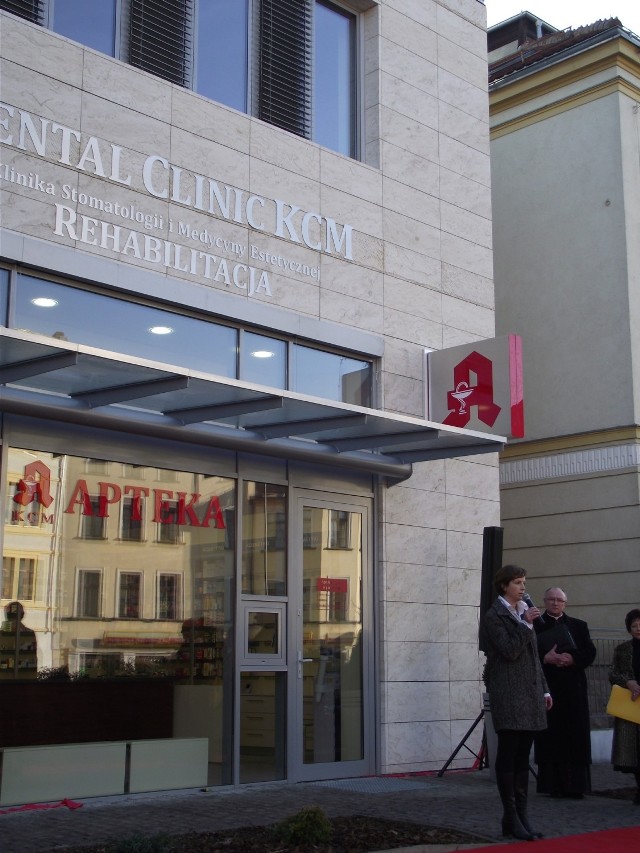 Narodowy Fundusz Zdrowia wycofał się z decyzji odbierającej kontrakt pięciu poradniom specjalistycznym prowadzonym przez Karkonoskie Centrum Medyczne w Jeleniej Górze.