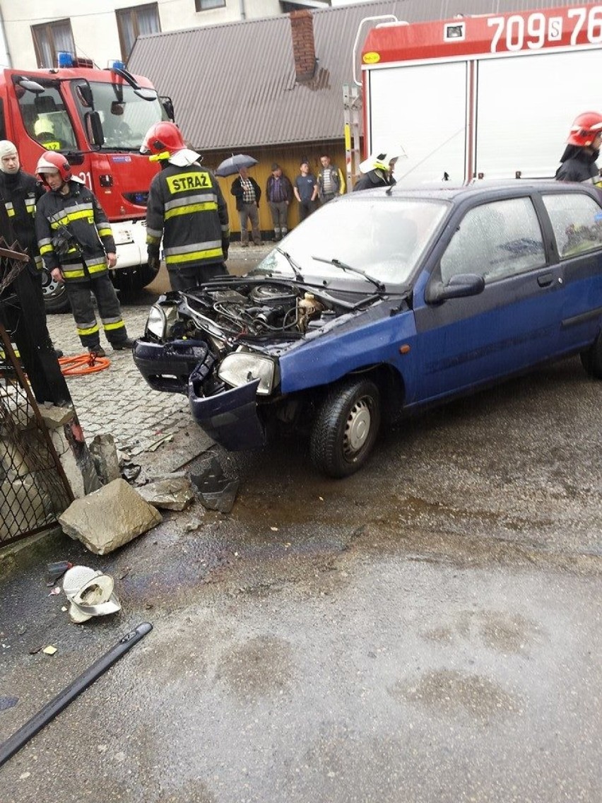 Wypadek w Żabnicy. Siedmiu ludzi jadąc renault clio wjechało w płot plebanii [ZDJĘCIA, WIDEO] 