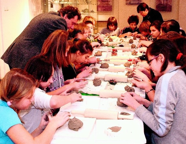 Uczniowie wykonują w muzeum piękne ozdoby choinkowe z gliny