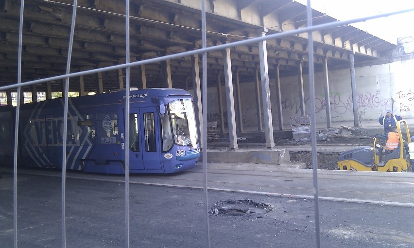 Po godz. 9. tramwaj linii 16 utknął pod wiaduktem na ul. św....