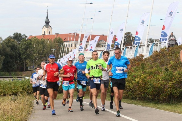 W niedzielnym biegu wystartowało około 75 biegaczy z kraju i nie tylko