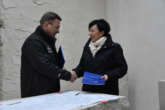 Ppłk Tomasz Wiercioch i Anna Czech podpisali umowę o współpracy w powstającym budynku hospicjum.