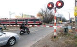 Opuszczają szlabany co 8 minut! Blisko 200 pociągów na dobę przejeżdża przez centrum Łodzi
