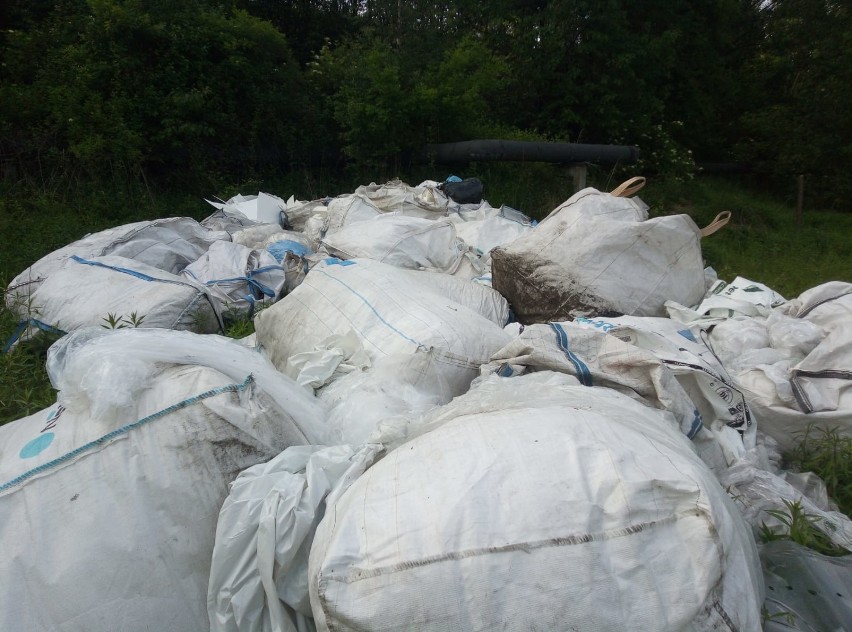 Nielegalne składowisko odpadów na granicy Kłokocina i Boguszowic. Co robią za wysokim metalowym płotem?