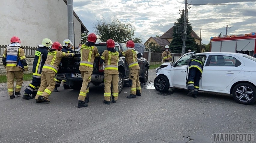 Wypadek w Wawelnie pod Opolem. Zderzyły się dwa samochody osobowe, dwie osoby ranne