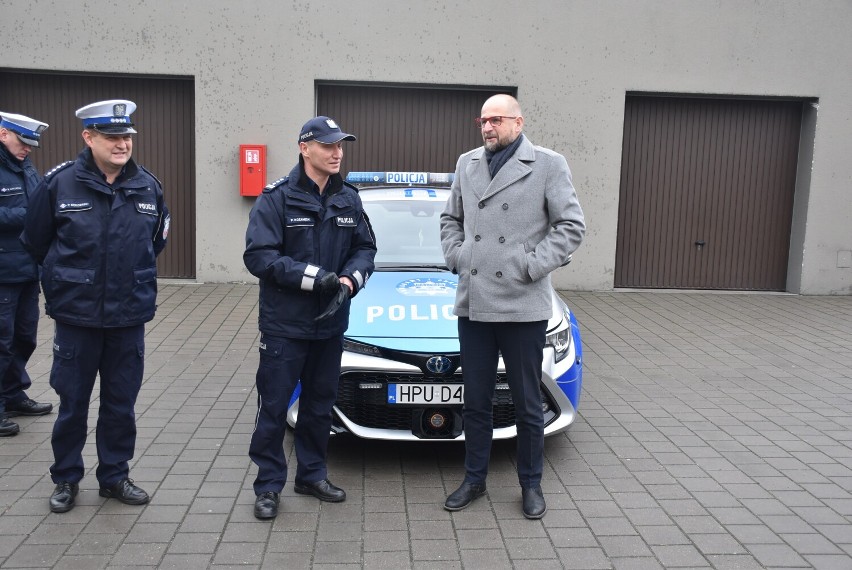 Policja Gniezno. Nowy hybrydowy radiowóz trafił na gnieźnieńską komendę [FOTO]