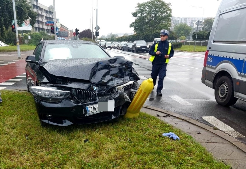 Wypadek z udziałem karetki na ul. Borowskiej we Wrocławiu