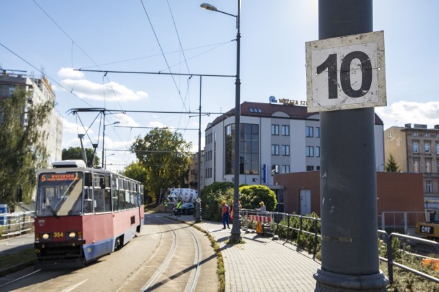 To Komunalne Przedsiębiorstwo Energetyki Cieplnej było sprawcą naruszenia nasypu pod torowiskiem tramwajowym przy ulicy Naruszewicza, tuż przed mostem Jagiełły, w Bydgoszczy. Tramwaje jeżdżą tam teraz 10 kilometrów na godzinę.