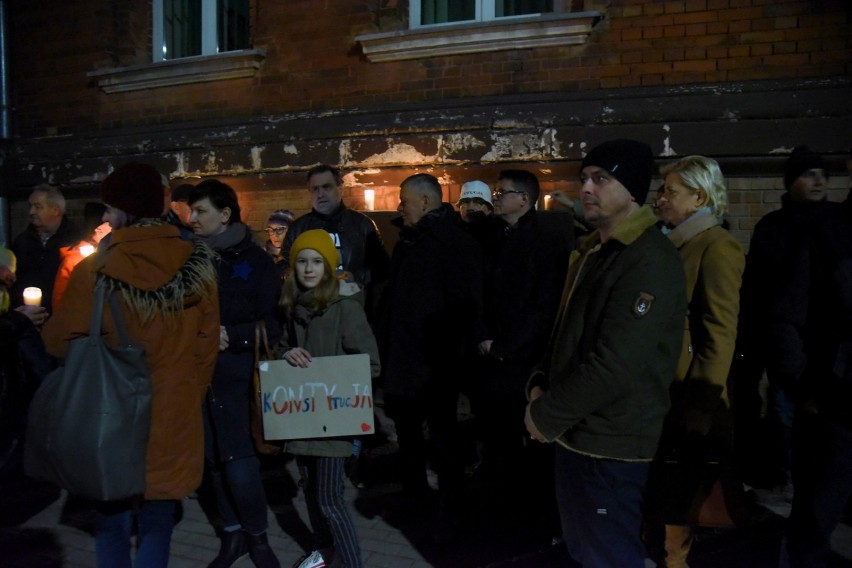 W wielu miastach Polski odbyły się w środę protesty....