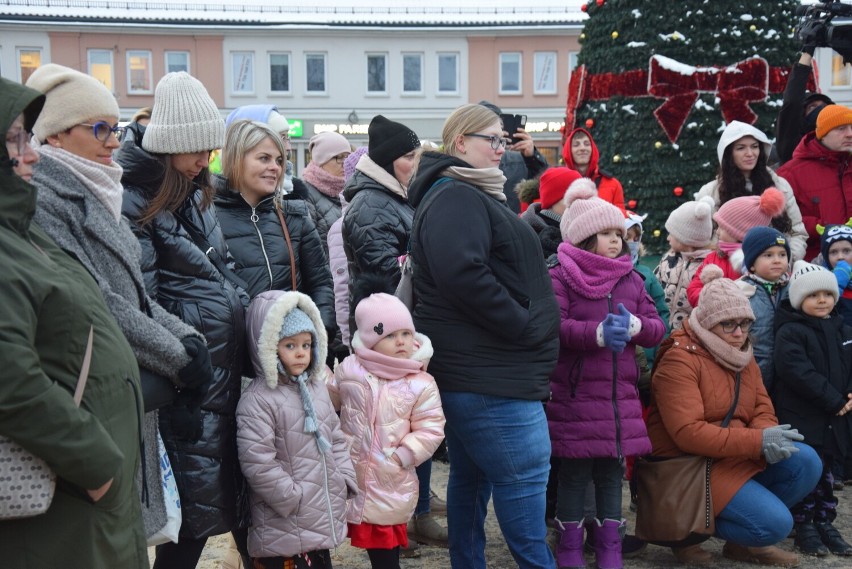 Mikołaj 2023 na placu Legionów w Wieluniu. Była wspólna zabawa i zapalenie światełek na choince