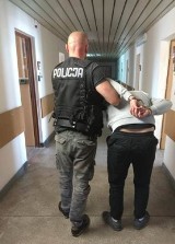 26-latka poszukiwanego 5 listami gończymi zatrzymali sieradzcy policjanci. Przed mundurowymi chował się za... wersalką