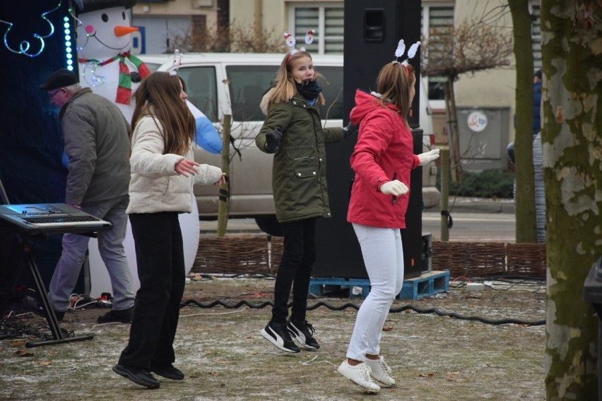 Jarmark Bożonarodzeniowy w Kleczewie. Tańce, śpiewy i żywa szopka na placu Kościuszki [ZDJĘCIA]