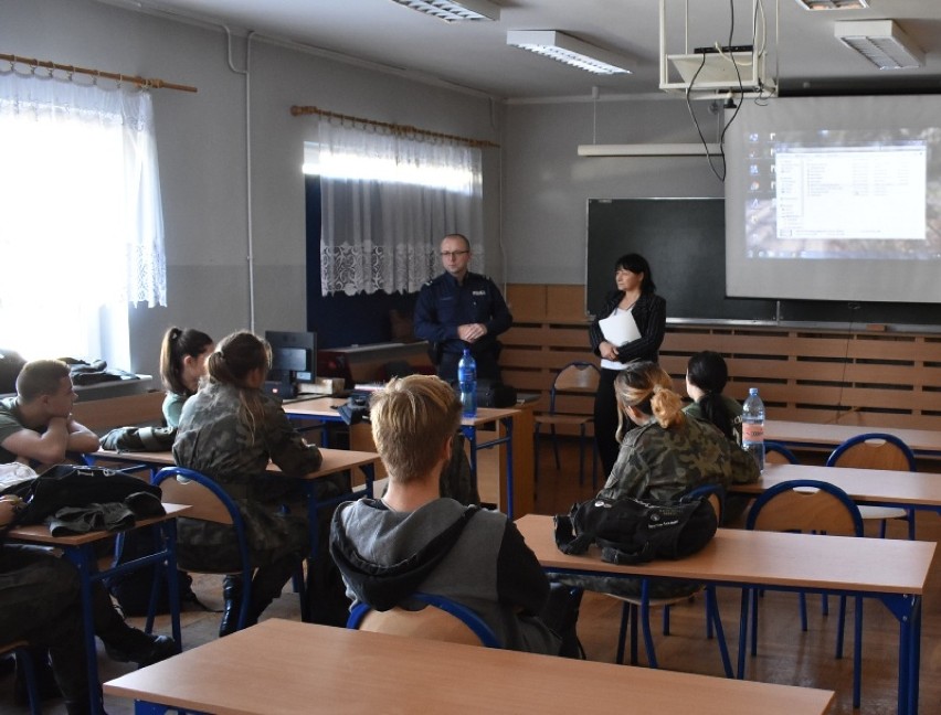 JUTROSIN: Funkcjonariusze z Milicza zachęcali maturzystów do wstąpienia w szeregi policji