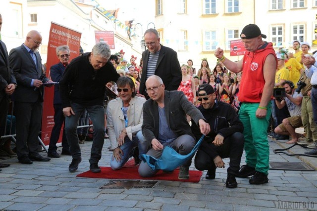 Aleja Gwiazd Polskiej Piosenki na Rynku w Opolu. Odsłonięcie gwiazd Krzysztofa Dzikowskiego i Elektrycznych Gitar.