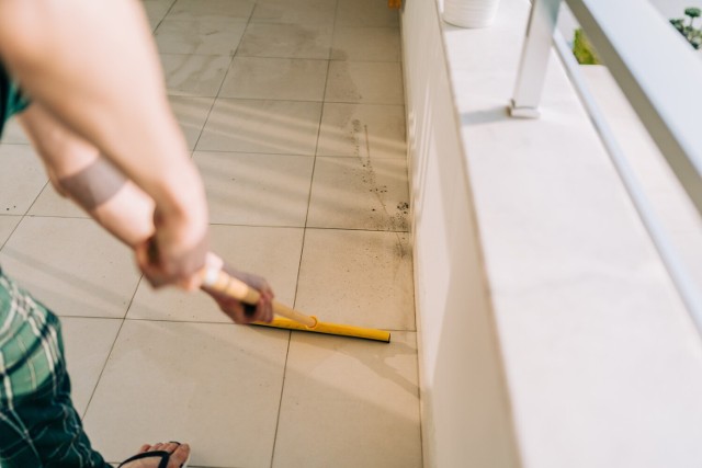 Sprawdź, jak sprytnie pozbędziesz się zabrudzeń z mrozoodpornego gresu na tarasie i balkonie. Warto wykorzystać ten tani i ekologiczny domowy sposób!