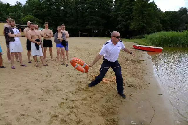 30 czerwca plażę i jezioro w Osieku nad Wisłą opanowali policjanci. Odbyły się tam ćwiczenia z zakresu ratownictwa wodnego