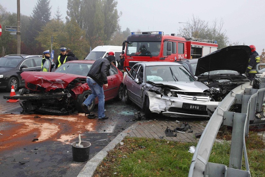 Poznań: Trzy auta zderzyły się przy wiadukcie Witosa [ZDJĘCIA]