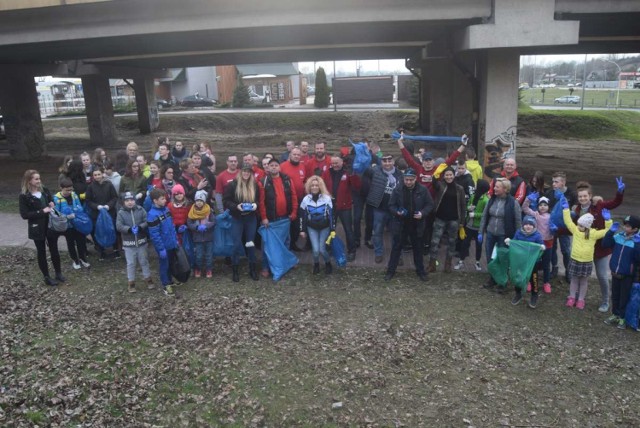 Skrzyknęli się na Facebooku i posprzątali teren nad jeziorem Winiary w ramach TrashChallenge