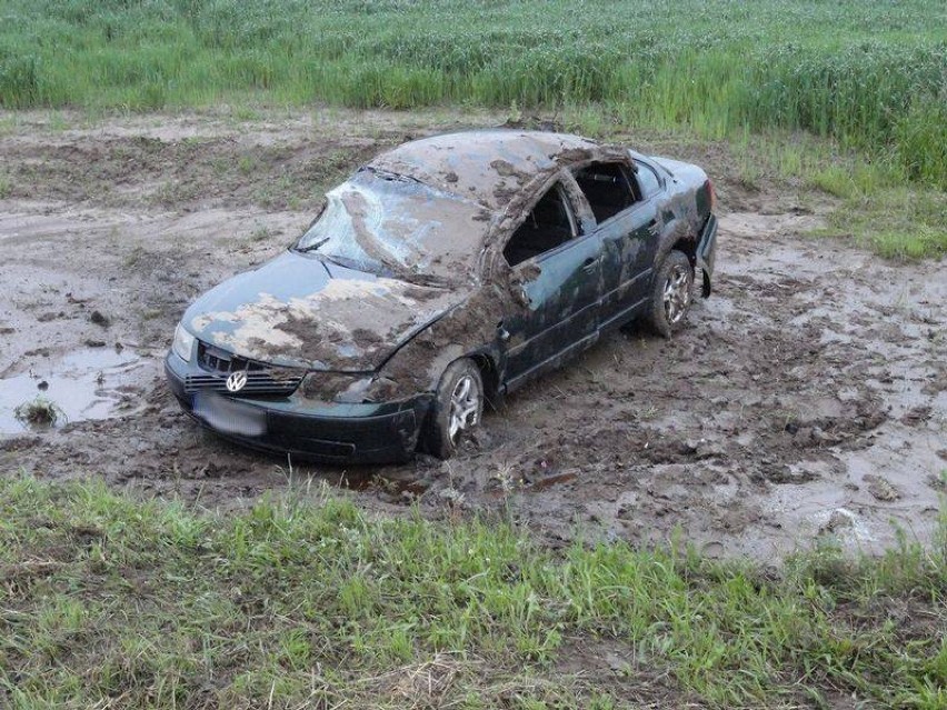 Pechowy powrót z dyskoteki. Pięć osób w koziołkującym volkswagenie