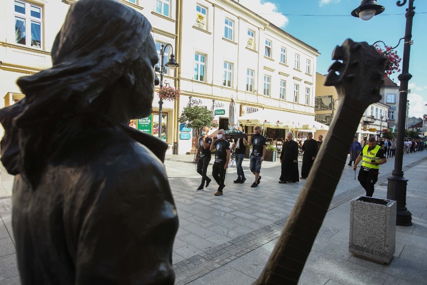 Męski Różaniec. Mężczyźni, odmawiając modlitwę, przeszli ulicami Rzeszowa [ZDJĘCIA]