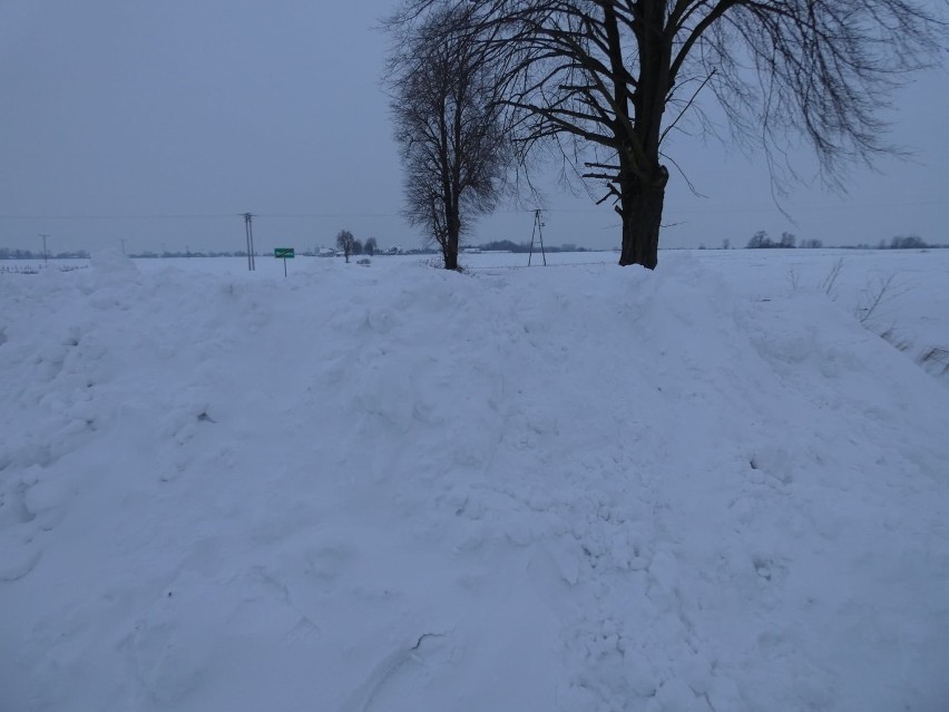 Zasypana śniegiem droga Walawa - Niziny w gm. Orły,...