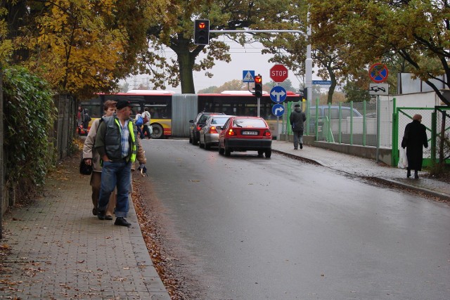 wyjazd z parkingu przy torach na ul. Osobowicką. (ciekawe znaki nakazu)